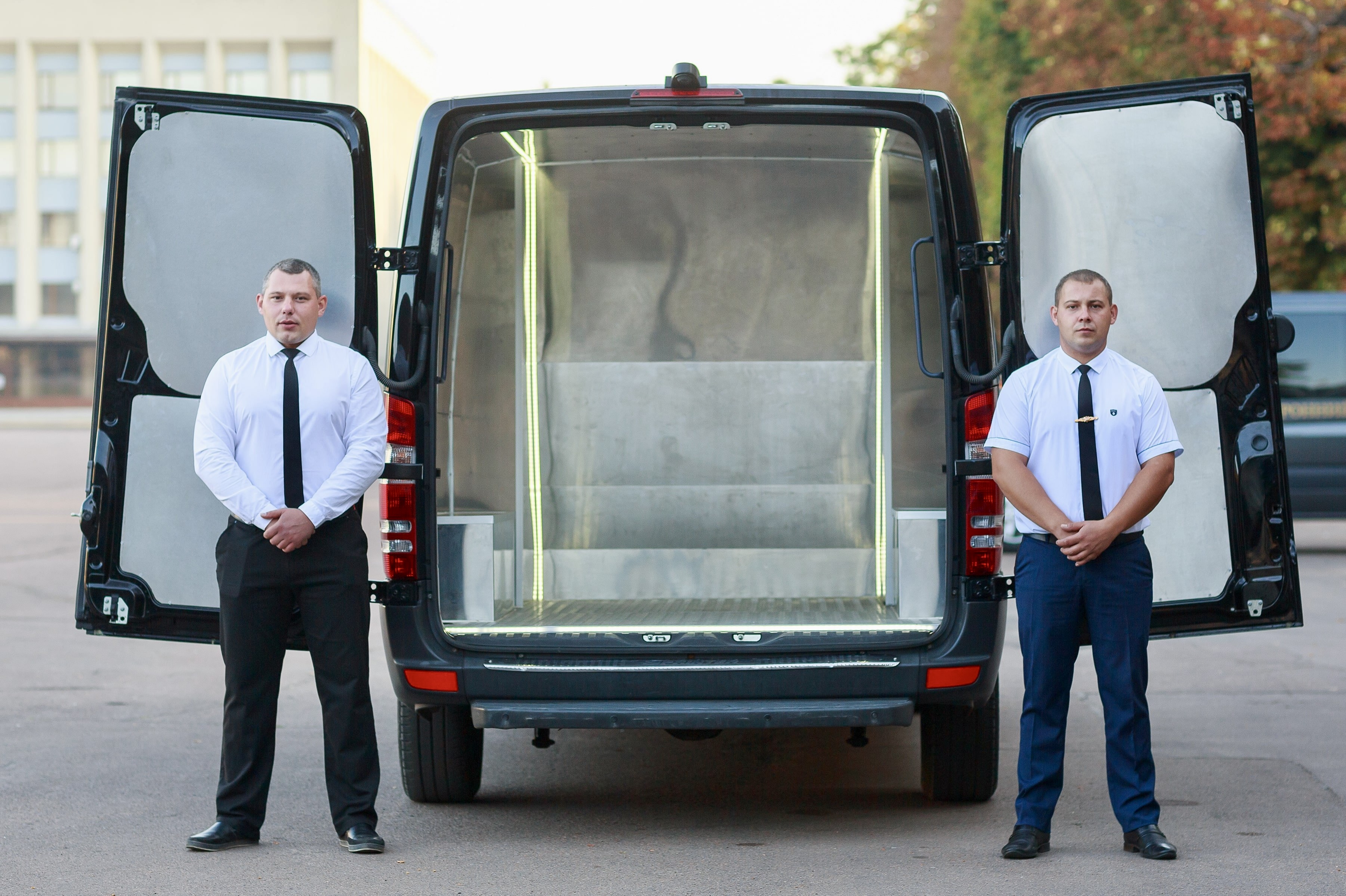 Интерьер специального автомобиля для ритуальных услуг