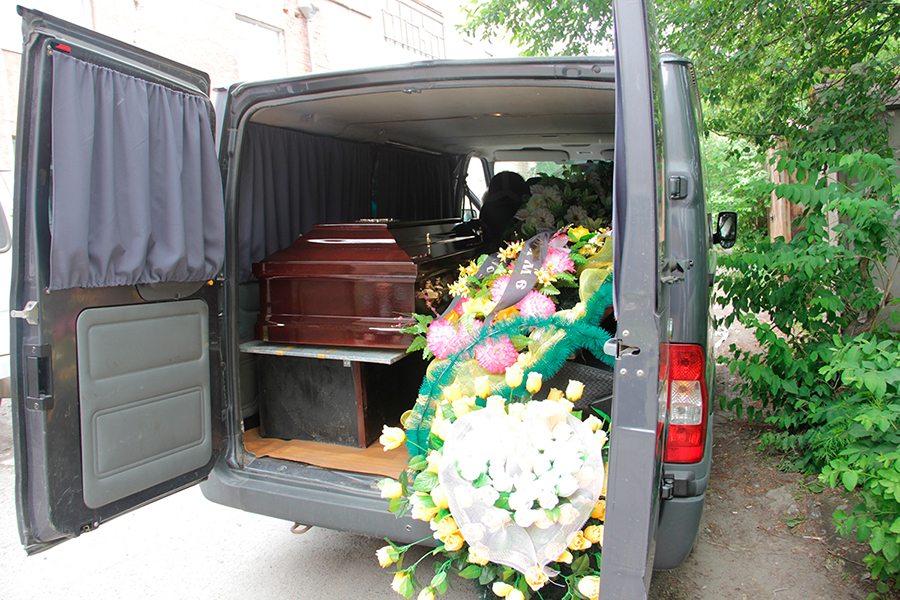 Дополнительный вид автомобиля для ритуальных услуг
