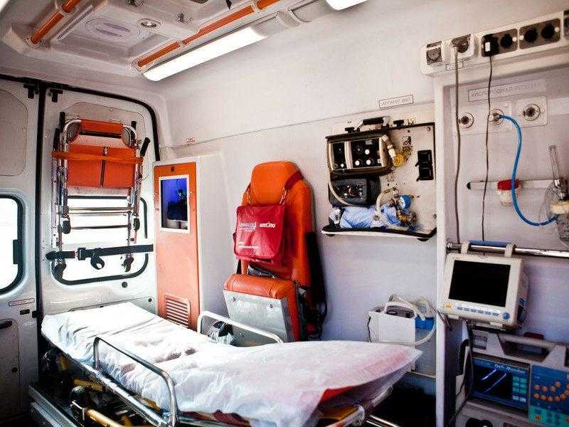 Перевозка лежачего пациента на специальной каталке